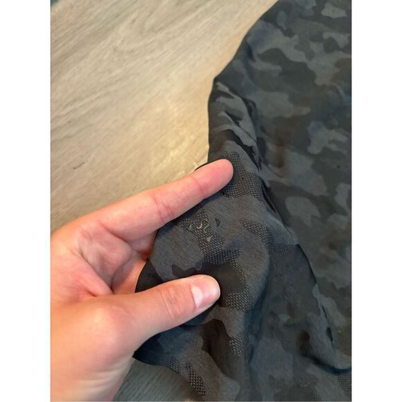 Mens Lululemon Black Camo Shorts Size Medium - Picture 6 of 8